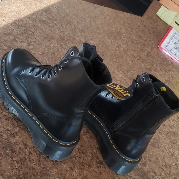 Jaden Doc Martin, size 9 Ladies - Picture 3 of 5